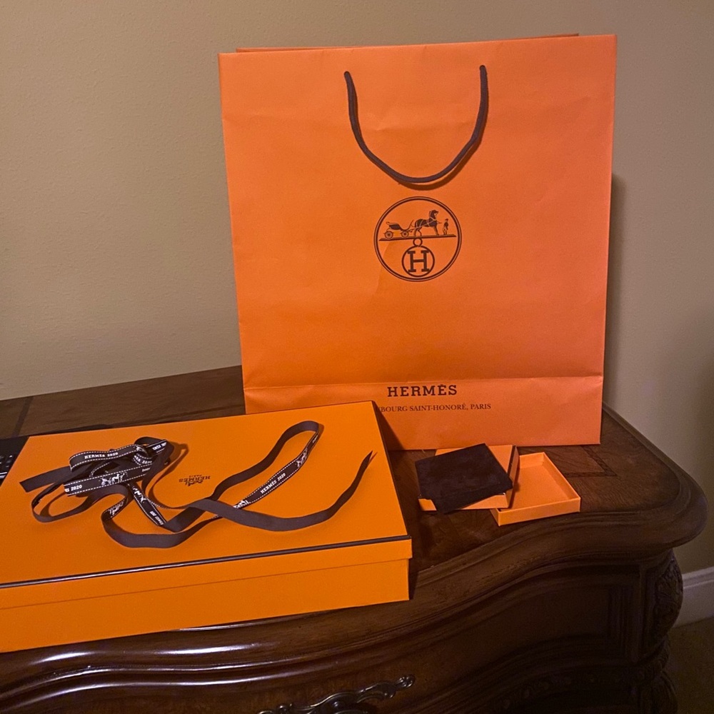 Hermes shopping bag with a big and small box